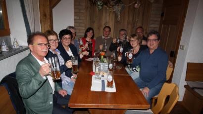 Bild: bjp
Gemeinsam mit Ortsvorsitzender Sabine Eichermüller (Fünfte von links) und Bürgermeister Werner Walberer (links) feierten über 50 Mitglieder und Freunde der Pressather SPD in Pfaffenreuth den 100. Gründungstag des Ortsvereins.