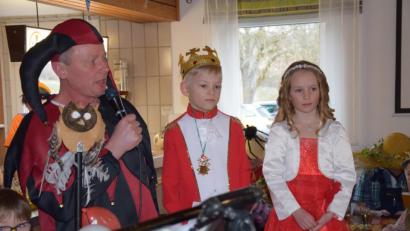 Bild: bö
Das Hohenburger Prinzenpaar Emma I. und Prinz Ludwig I hatte nicht nur ihren Hofnarren Hans Wolfsteiner im Gefolge, sondern auch die Fledermausgarde.