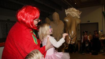 Bild: ads
Wie wild sind die Schnaittenbacher Kinder darauf, das Kamel Sulaika zu streicheln oder sogar auf ihm zu reiten.