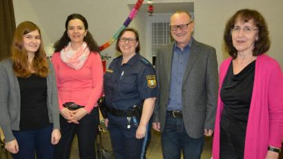 Bild: jr
Sandra Heser und Karin Hauser-Dötterl vom Landratsamt, Polizeihauptkommissarin Diana Lenz, Jugendamtsleiter Emil Slany und Theresia Schwarz vom Gesundheitsamt raten allen Festveranstaltern, die Jugendschutzbestimmungen zu beachten.