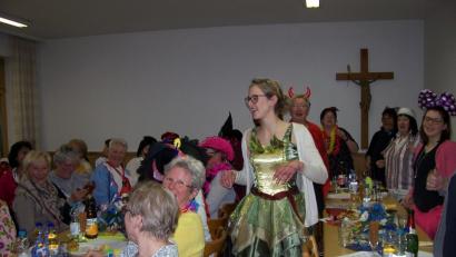 Bild: srh
Bewegungsspiele bringen die Besucherinnen beim Frauenbundfasching in Schwung.