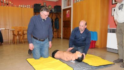 Bild: edo
Manfred Plößner obliegt die Defibrillator-Schulung bei der Feuerwehr Oberbibrach.