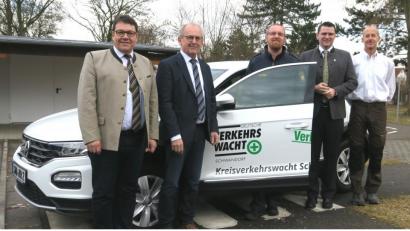 Bild: Hirsch
Thomas Falter, Harald Bemmerl, Holger Roidl, Thomas Ebeling und Norbert Rötzer (von links) nahmen das neue Fahrzeug der Verkehrswacht in Betrieb.