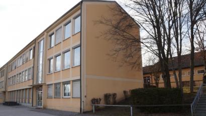 Bild: weu
Das Schulhaus ist in die Jahre gekommen. Umfassende Sanierungen erhöhen den Schuldenstand der Gemeinde.