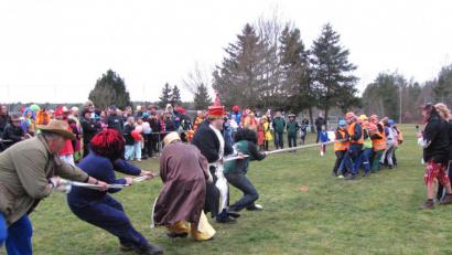 Bild: sei
Gegen die Jugendfeuerwehr waren die starken Männer vom Zapfwellenstammtisch "Alt`s Glump" machtlos. Sie wurden über die Linie gezogen und mussten sich geschlagen geben.