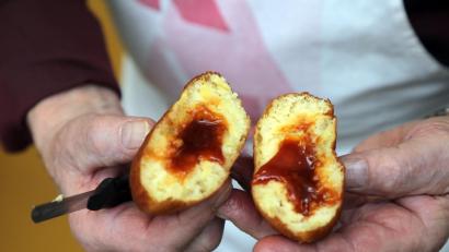 Bild: Wolfgang Steinbacher
Ein Krapfen, wie er sein soll: Außen knusprig, innen locker und luftig und mit richtig viel Hagebutten-Marmelade gefüllt.