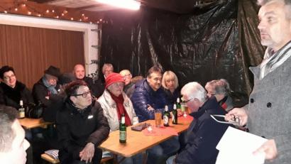 Bild: wwl
„Näher am Menschen“ – SPD-Bürgermeisterkandidat Roger Hoffmann stellt im Carport von Familie Busch in Witzlhof sein Wahlprogramm vor.