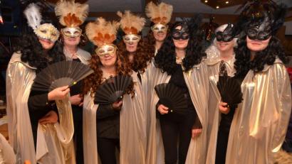 Bild: dob
"In Venedig ist heute Maskenball, komm ich zeig dir den Karneval. Musik erklang am Canale Grande. Bunte Gestalten tanzten durch die Nacht. Da hab ich im Mondlicht ein Mädchen gesehen. Sie war so geheimnisvoll und wunderschön", sangen schon die Flippers. Beim Frauenbundfasching in Altenstadt ging es heuer venezianisch zur Sache.