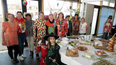 Bild: Dobmeier
Ein reichhaltiges Büffet kredenzen die Organisatoren des ökumenischen Faschingsbrunchs den Gästen im Café Mitte.