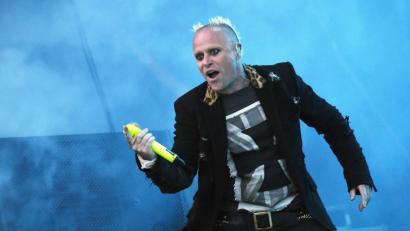 Archivbild: Hugo Marie/EPA/dpa
Keith Flint, Sänger der britischen Band The Prodigy, 2015 beim Les Vieilles Charrues Festival auf.
