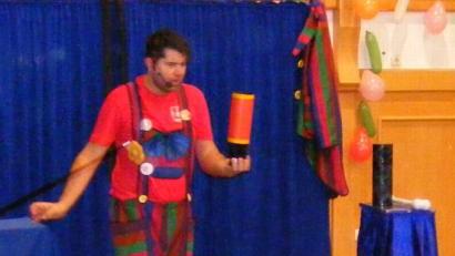 Bild: u
Topstar beim ausverkauften Kinderfasching des Zwergerltreffs ist der Zauberer vom Hexenberg. Er zieht die 250 Kinder mit seinen Kunststücken in den Bann.