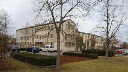 Bild: sne
Von außen sieht die Heilpädagogische Tagesstätte der Katholischen Jugendfürsorge in Grafenwöhr gar nicht so wüst aus. Die darin wohnenden neun Jugendlichen müssen aber in spätestens drei Jahren raus aus dem Gebäude.