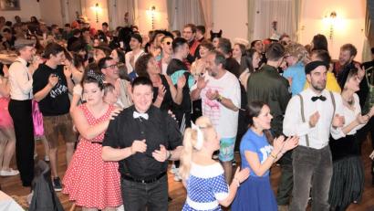 Bild: bö
"Und i fliag wie a Flieger" - der Donnissl Hit gehört beim Treff auf der Tanzfläche einfach mit dazu beim Wildererball in Schmidmühlen