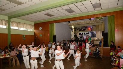 Bild: bey
Die Tanzgirls von DJ Lui zeigen den Kindern ihre Tänze.