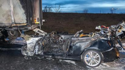 Bild: Walter Wisberger
Das Wrack eines Autos steht auf der Autobahn 3 (A3) hinter einem Sattelzug.