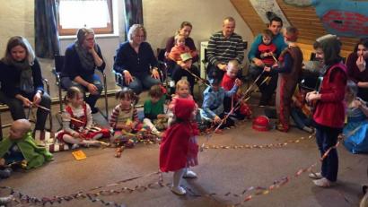 Bild: weu
„Der liebe Gott will, dass wir fröhlich sind“. Das erlebten die Kinder im Kleinkindergottesdienst am Faschingssonntag im Nebengebäude des Pfarrhofes.