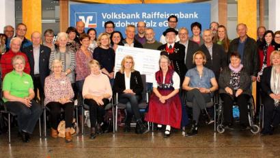 Bild: R. Kreuzer
Christian Weigert (vorne rechts) überreicht symbolisch den Scheck, die einzelnen Beträge hatten die Vereine schon im Vorfeld erhalten.