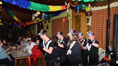 Bild: fjo
Mit ihrem Wolfstanz zum Auftakt heizt die TSV-Showtanzgruppe "Dirty Surprise" die Stimmung beim "Landerer Ball" noch einmal gehörig an.