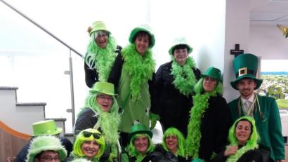 Bild: gz
Der Faschingsprinz Markus van der Raiff mischt sich mit seinem Kurfürsten Daniel dem Ersten unter die Marktweiber.