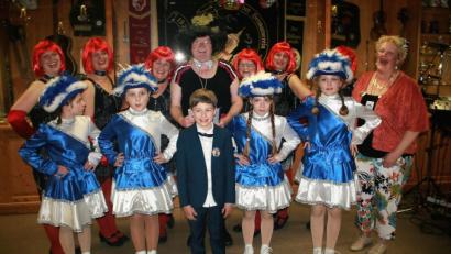 Bild: wro
Volles Aufgebot beim Kappenabend. Der Faschingssonntag gehörte dem Stiftländer Heimatverein (rechts Zweite Vorsitzende Silke Wolfrum), den Weiß-Blauen, ebenso den "Funny Ladies" aus Friedenfels. Ewald Oppl (Bildmitte) schlüpfte als Bräutigam suchende "Ilse" in ein Frauenkostüm.