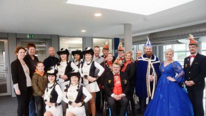 Bild: Gabi Schönberger
Eine liebgewonnene Tradition ist der Besuch der Narrhalla Weiden mit Prinzenpaar - heuer mit Prinz Georg I. und Prinzessin Patricia I - in der Lokalredaktion "Der neue Tag". Deskleiter Stefan Zaruba (hinten, Achter von rechts) und Kollegen hießen den Faschingstrupp willkommen.