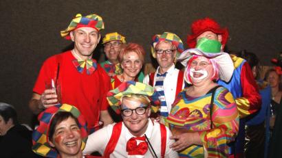Bild: Hirsch
Die Clowns sorgten mit ihren bunten Kostümen für einen Farbtupfer beim Handballerball in der TSV-Gaststätte.