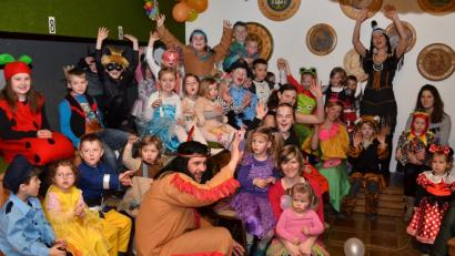 Bild: fjo
Einen zünftigen Faschingssonntag feiern viele Kinder mit ihren Eltern im Pfrentscher Schützenhaus.