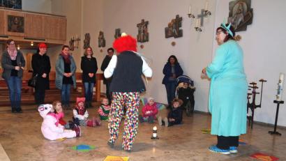 Bild: exb
Eine Faschingsandacht für Krippenkinder und ihre Eltern fand im Altenheim St. Martin statt.