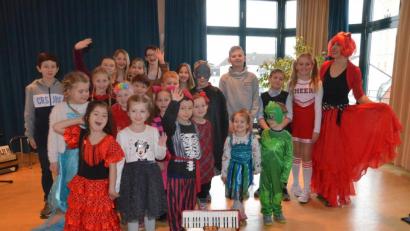 Bild: Kunz
Viel Spaß hatten die Kinder der Akkordeon- und Klavierklassen in ihren Faschingskostümen beim Musizieren.