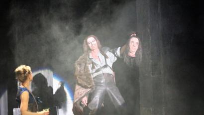 Bild: Dagmar Williamson, dwi
Das Massaker auf dem Weg zum Thron. George, Herzog von Clarence, ist tot. Richard schreckt vor nichts zurück - gar stolz und befriedigt präsentiert er seines Bruders Haupt.