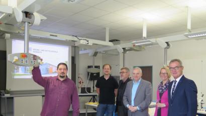 Bild: jzk
Lehrer Bernhard Philipp (links) erklärte Christine Wiesend, Günter Kopp, Josef Etterer und Marco Kiele (von rechts), wie der neue PCB Raum optimal für den Unterricht im Fach Natur und Technik genützt werden kann.