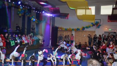Bild: fla
Die Tanzkids zeigen beim Kinderfasching das Bobfahrerlied.