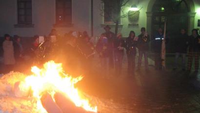 Archivbild: fjo
Die letzten Schneereste eignen sich als "Krematorium" für den Verbrennungsakt von Prinz Karneval am allerbesten. Ein Trauerlied der Staatskapelle "Krach" begleitet die Zeremonie.