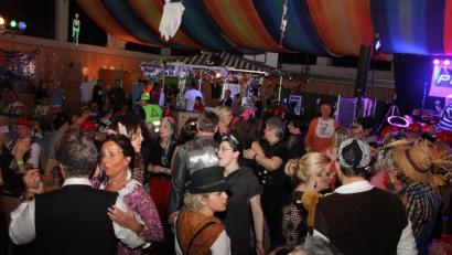 Bild: frd
Beste Stimmung unter dem Tanzvölkchen, dem die Band „Power Play“ aus Kötzting mächtig einheizte.