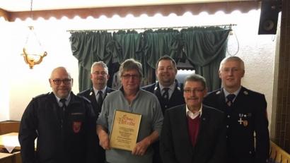 Bild: fpoz
Die Feuerwehr Helmbrechts freut sich mit dem neuen Ehrenmitglied. Im Bild von links Stefan Müller, Kommandant der Feuerwehr Waldershof, Kreisbrandmeister Günther Fachtan, Ehrenmitglied Karl Spörrer, Kommandant Thomas Stilp, Zweiter Bürgermeister Karl Busch und Vorsitzender Konrad Ernstberger.