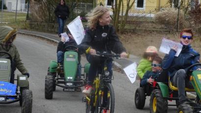 Bild: Houschka
Mit Tret- und Bobbycars sowie Fahrrädern führte der kleine Gaudiwurm durch den Ort.