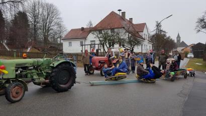 Bild: gi
Der Faschingsverein Etzgersrieth ackert mit viel Gaudi und Spaß die „Fosnacht“ aus.