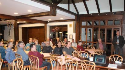 Bild: mnt
Der Einladung von Bürgermeister Walter Schauer zur Bürgerversammlung im Krämerhof Kulz folgen etwa 40 Personen. Schauer geht dabei auf Ereignisse aus dem vergangenen Jahr ein, stellt die Finanzsituation dar und blickt in die Zukunft.