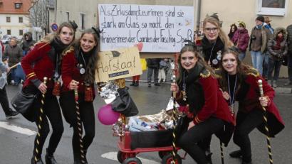 Bild: gjb
Gardetrainerinnen der Faschingsgesellschaft waren beim Gaudiwurm als Zirkusdompteurinnen dabei.