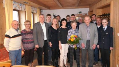 Bild: fvo
Johann Prem, der Balzer-Kannes Hans (Vierter von rechts), ist 80 Jahre alt.