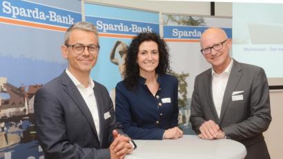 Bild: Gabi Schönberger
Vorstandschef Georg Thurner, die Weidener Filialleiterin Tanja Hochholzer und stellvertretender Vorstandsvorsitzender Michael Gruber freuen sich über gute Zahlen.