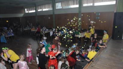 Bild: bey
Ein Bonbonregen von DJ Lui geht auf die Kinder nach dem Ende ihrer Tänze nieder.