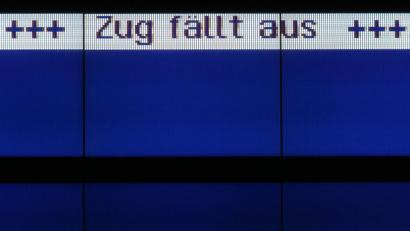 Bild: Bernd Wüstneck
Eine Anzeigetafel informiert über Zugausfälle.
