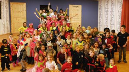 Bild: zer
Die Pleysteiner Jugendgarde feiert mit den Pirker Kindern Fasching.