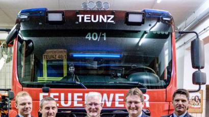 Bild: tkr
Dr. Hans Brockard von Kuno nahm im Feuerwehrhaus Teunz den Scheck über 500 Euro aus den Händen von (von rechts) Kommandant Andreas Brandstätter, Vorstand Adolf Hammer, 2. Vorstand Günther Neuber und stellvertretendem Kommandant Berthold Eckl entgegen.