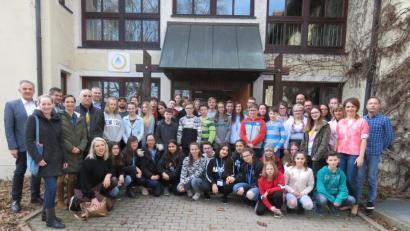 Bild: ubb
Nach den anstrengenden, aber auch sehr schönen vier gemensamen Tagen in Tannenlohe trafen sich die kompletten Klassen sowie die Ehrengäste in Tannenlohe zur Filmpremiere. .