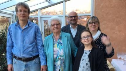 Bild: mad
Die 90-jährige Maria Bollinger im Kreis von Gratulanten.