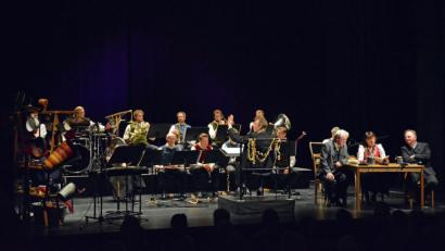 Bild: Hegen
Michael Lerchenberg, Conny Glogger und Gerd Anthoff (von rechts) mit dem Ensemble „Opern auf Bayrisch“. 	Bild: Hegen