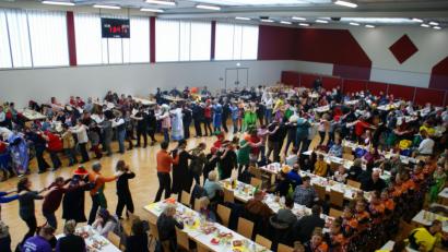 Bild: Franziska Hüttner
Die bunte Faschingsgemeinschaft zog in einer Polonaise durch den Saal der Nordgauhalle.