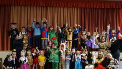 Bild: du
„Schirmitz helau“ rufen die rund 50 fesch kostümierten Mädchen und Buben beim Kinderfasching der SPD im Pfarrsaal.